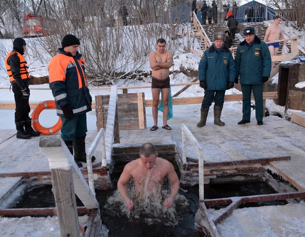 Безопасность в крещенские купания. Мчс крещенские купания 2021. Купание в крещение мчс. Крещенские купания псков. Купель на крещение.