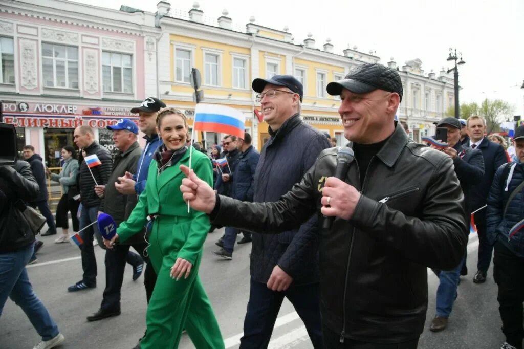 Митинг праздник. Шествие 1 мая Омск. Демонстрация 1 мая. Шествие в Омске народы. Парад 1 мая.