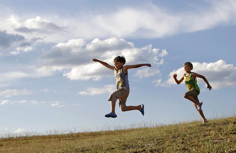 Человек в прыжке. Прыжок вниз. Парень в прыжке. Подпрыгни и перевернись. Подпрыгни и перевернись.