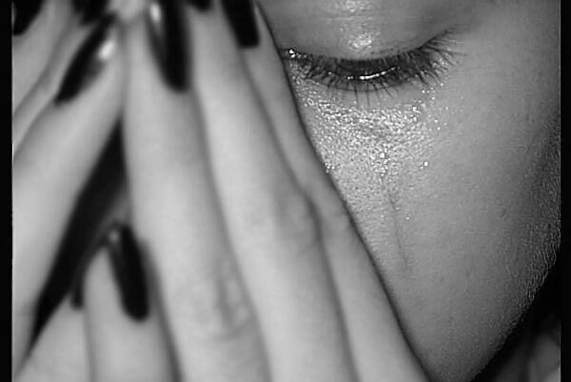 Простые слезы. Двушка со слезами на глазах. Девушка в слезах. Плачущие глаза.