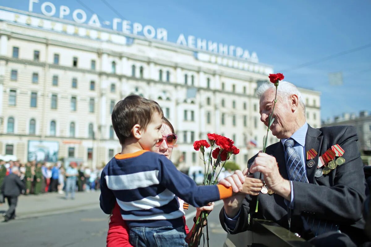 Красный воспитывать. С днем Победы Ленинград. 9 Мая Ленинград. День Победы Санкт Петербург. Празднование Победы в Ленинграде.