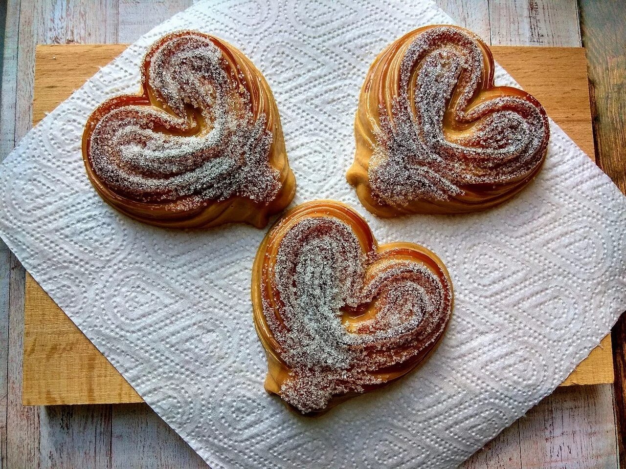 Печеные буквы. Плюшка Московская с сахаром. Булочки сердечки. Булочка в виде сердца. Сахарные булочки сердечки.