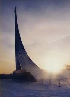 Покорителям космоса