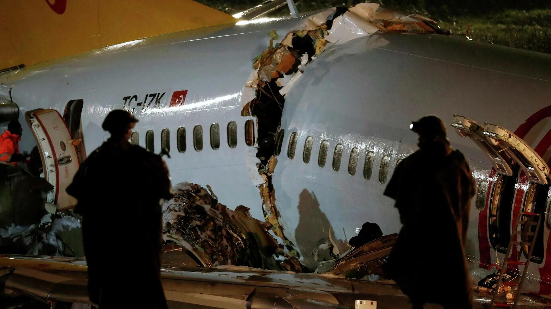 Сколько падали самолеты. Авиакатастрофа Боинг 737 в 2021. Крушение Boeing 737 в Стамбуле. Boeing 737 в Стамбуле. Катастрофа Boeing 747 Air India экипаж.