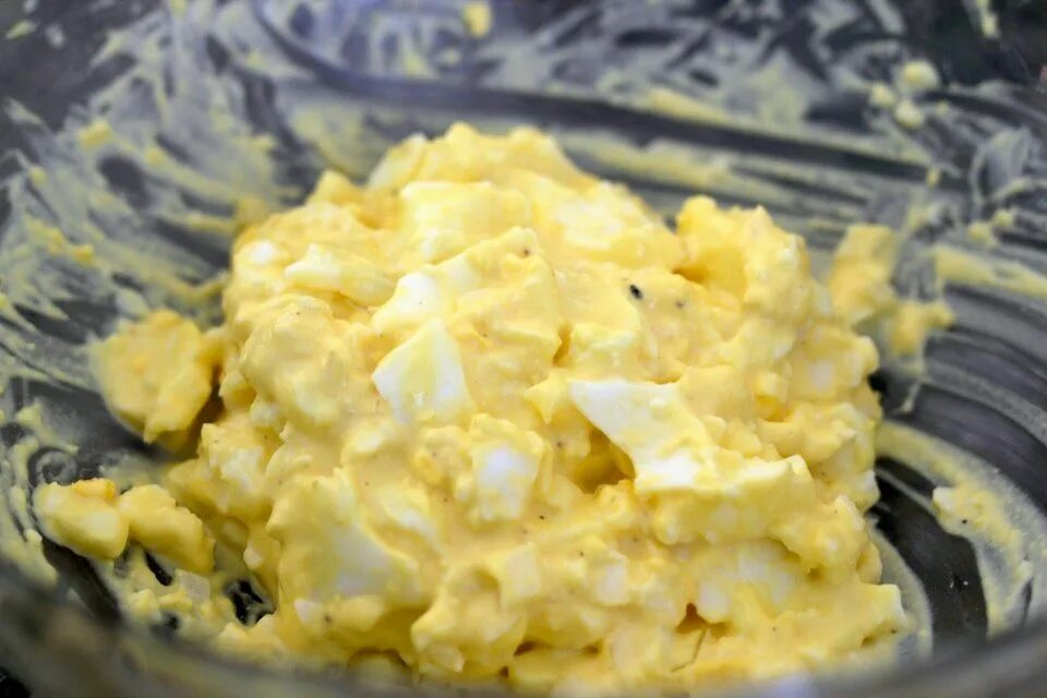 Салаты с анакомом и майонезом. Салат из анакома с майонезом. Салат из сухого анакома. Салат с роллтоном и колбасой и яйцами. Салат с маринованными кальмарами и луком.