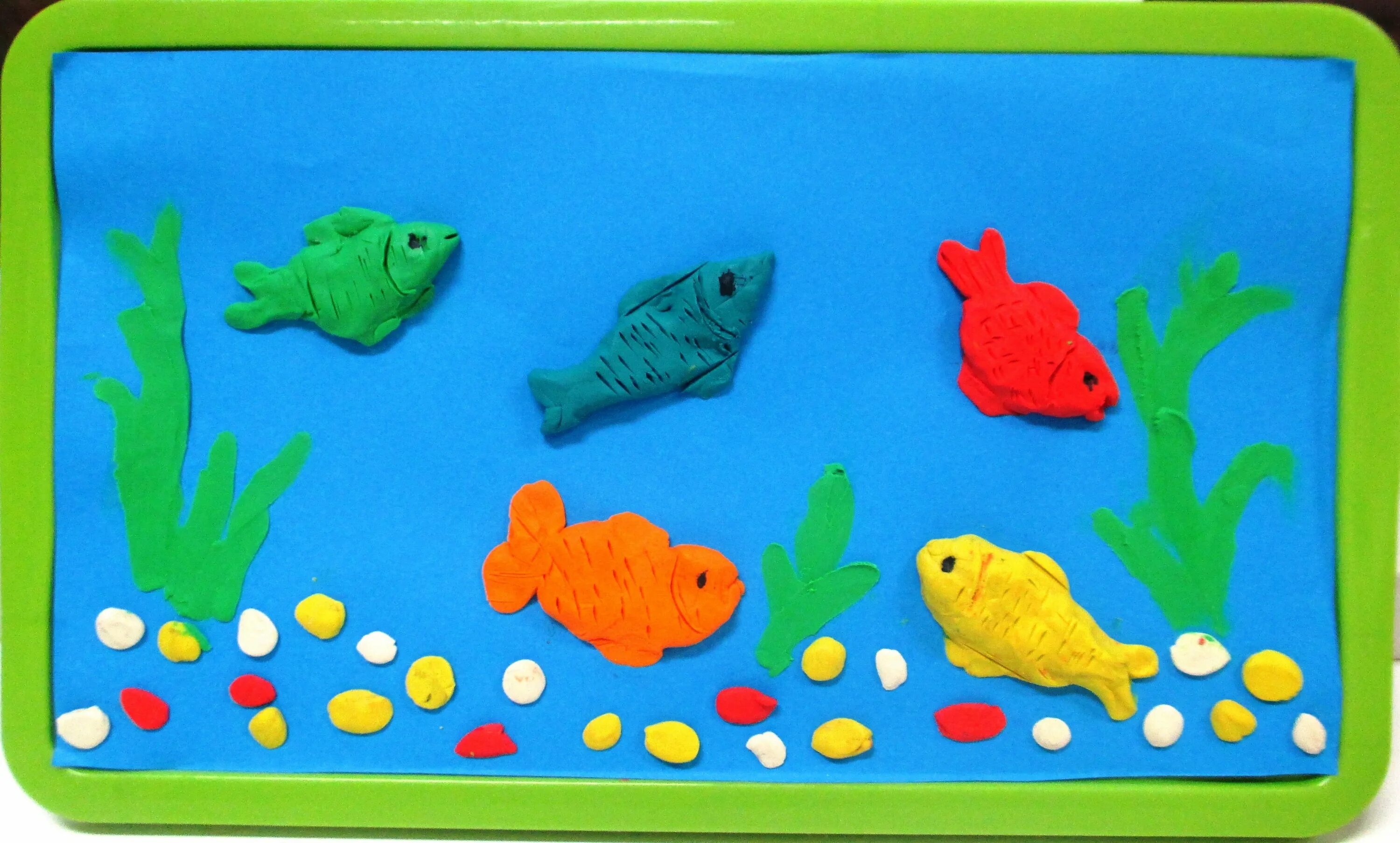 Занятия с пластилином с детьми. Пластилинография аквариум с рыбками. Рыбки в аквариуме пластинография. Пластилинография аквариум с рыбками старшая группа. Лепка рыбка в подготовительной группе.