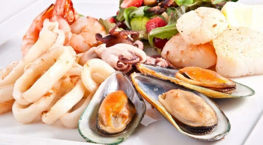 Что есть из морепродуктов. Морепродукты ракообразные, моллюски. Салат с морепродуктами. Устрицы, лангусты, омары. Устрицы крабы моллюски.