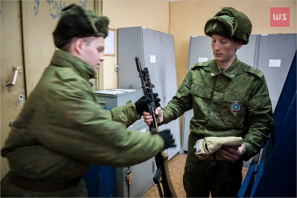 Повторяться специальный. Оружейник в армии. Спецназ вв краповый берет. Агент fbi. Оружейка в российской армии.