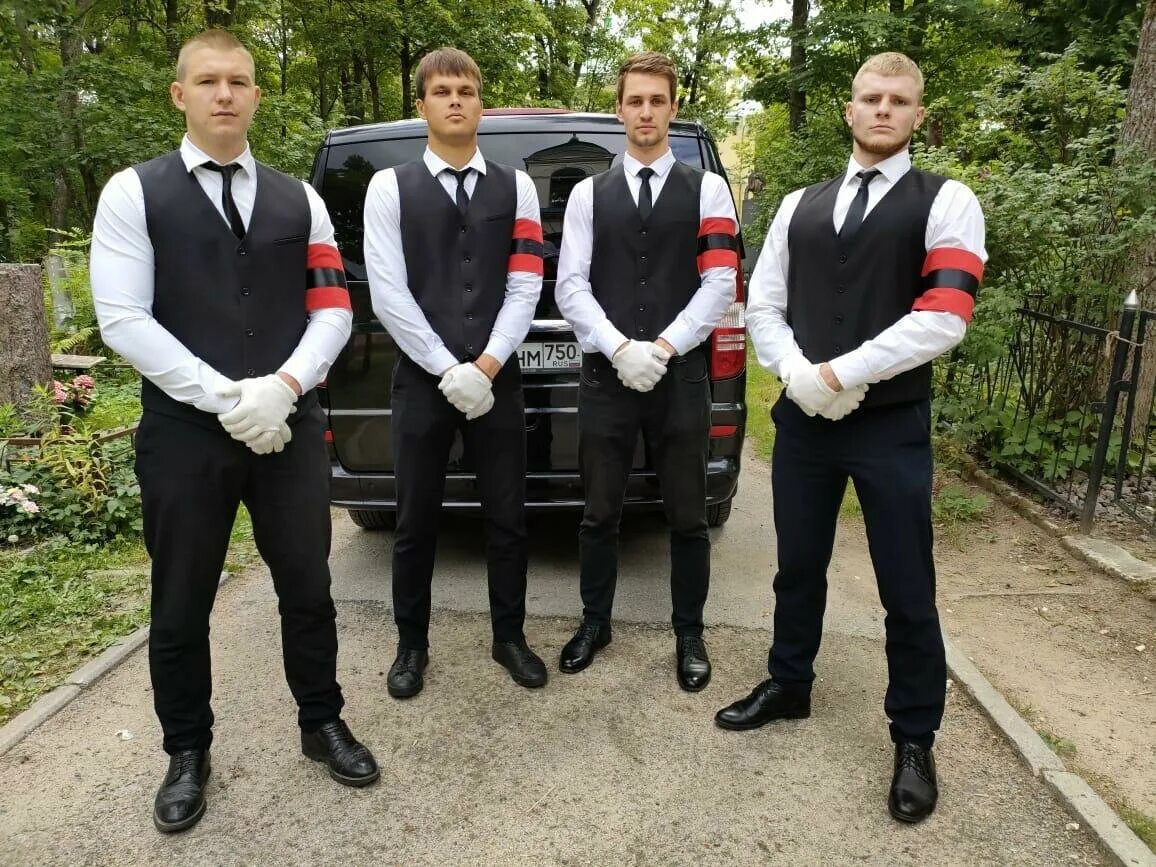 ритуальные грузчики. грузчики на похороны. специализированный автомобиль ритуал. ритуальные грузчики. ритуальные услуги бригада сопровождения.