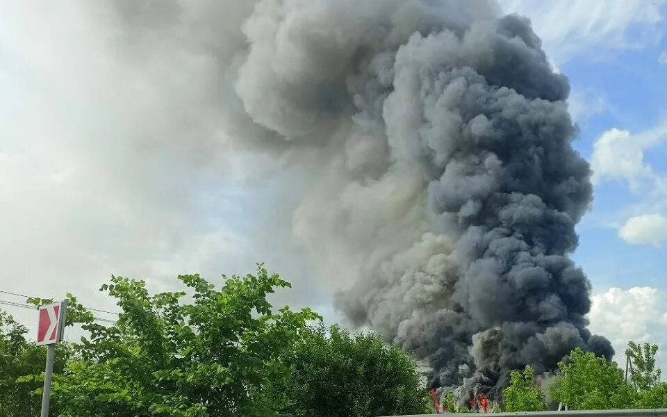 26 05 2023. Горит завод. Пожар на заводе. Пожары в Рязанской области. Пожар в Рыбном Рязанской области.