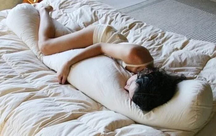 Спящий человек в кровати. Между ног спящих девушек. Подушка для обнимания. Спит без одежды. Спать в обнимку с одеялом.