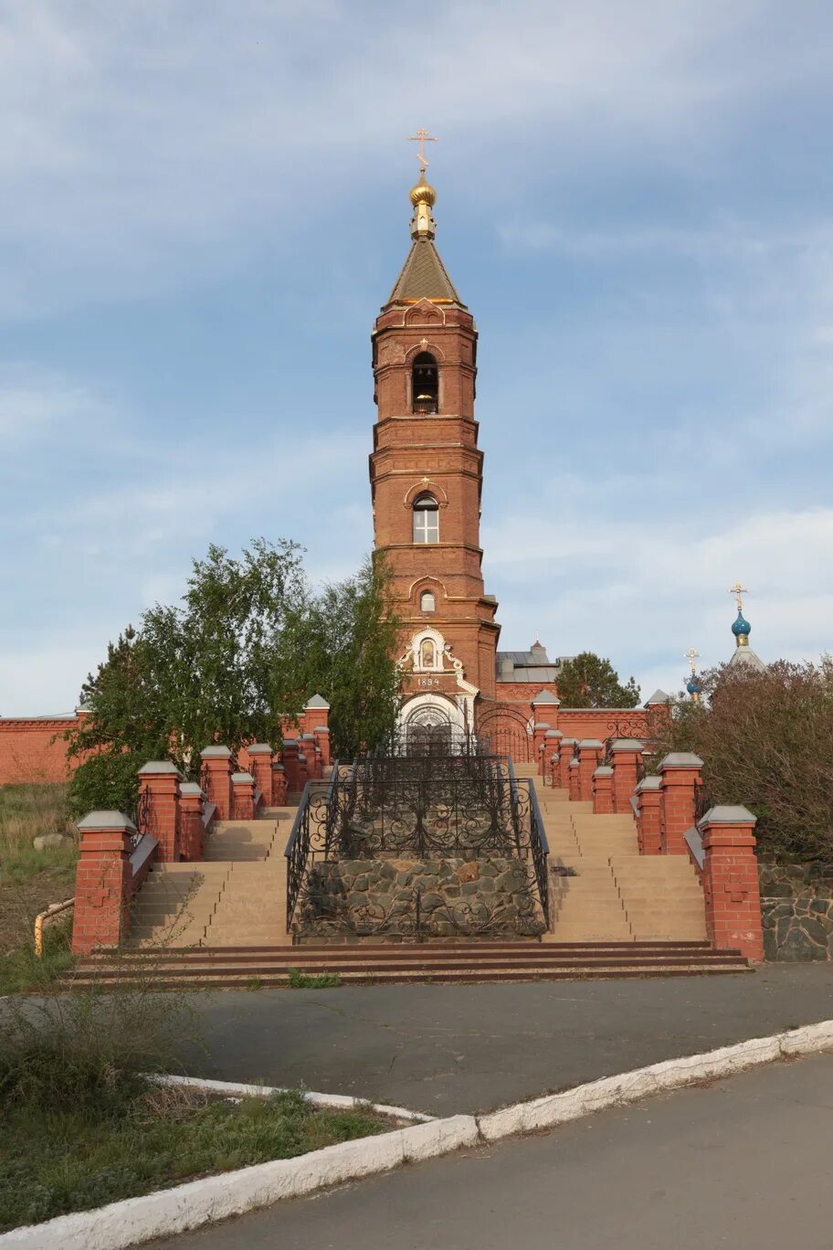 Сколько жителей в орске. Город Орск. Г Орск Оренбургская область. Храм Преображения Господня Орск. Город Орск достопримечательности.