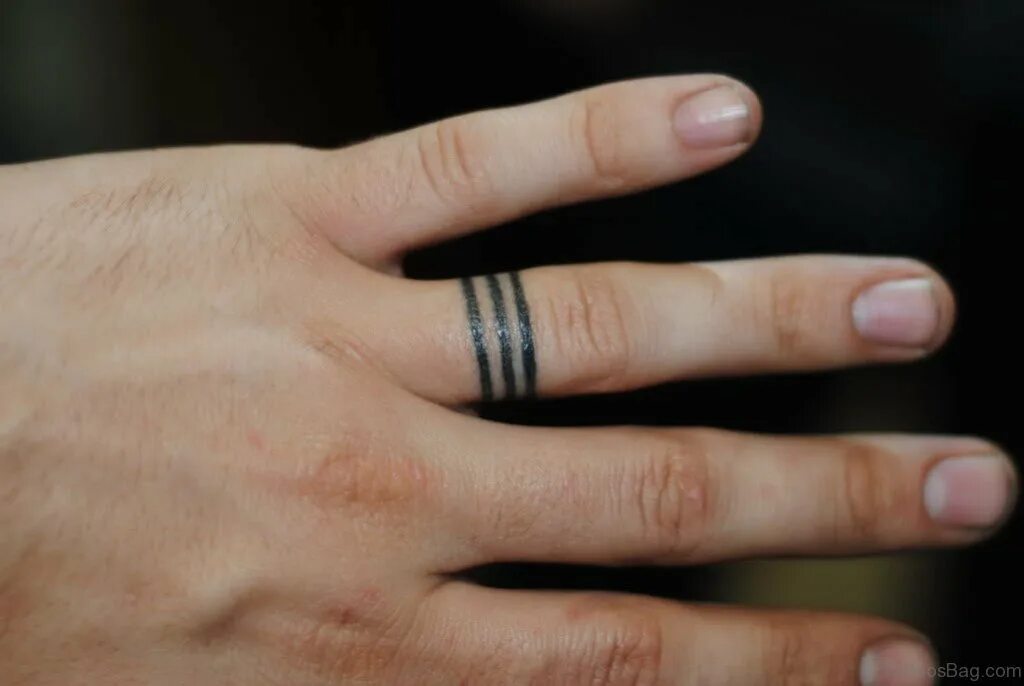 Почему на руке полоска. Тату кольца. Тату кольца на пальцах. Тату обручальные кольца. Тату обручальные кольца на пальцах.
