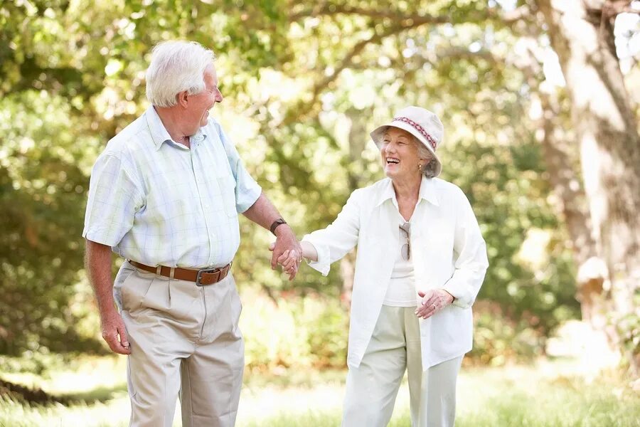 Living old age. Пожилые люди. Пожилая пара в парке. Счастливые пенсионеры. Пожилая пара на прогулке.