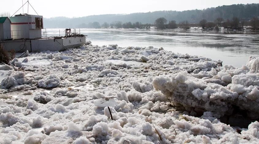 Река ока подъем уровня воды. Разлив реки Жиздра в Калужской области. Половодье в Калуге. Паводковые воды в карьере. Паводок Калуга.