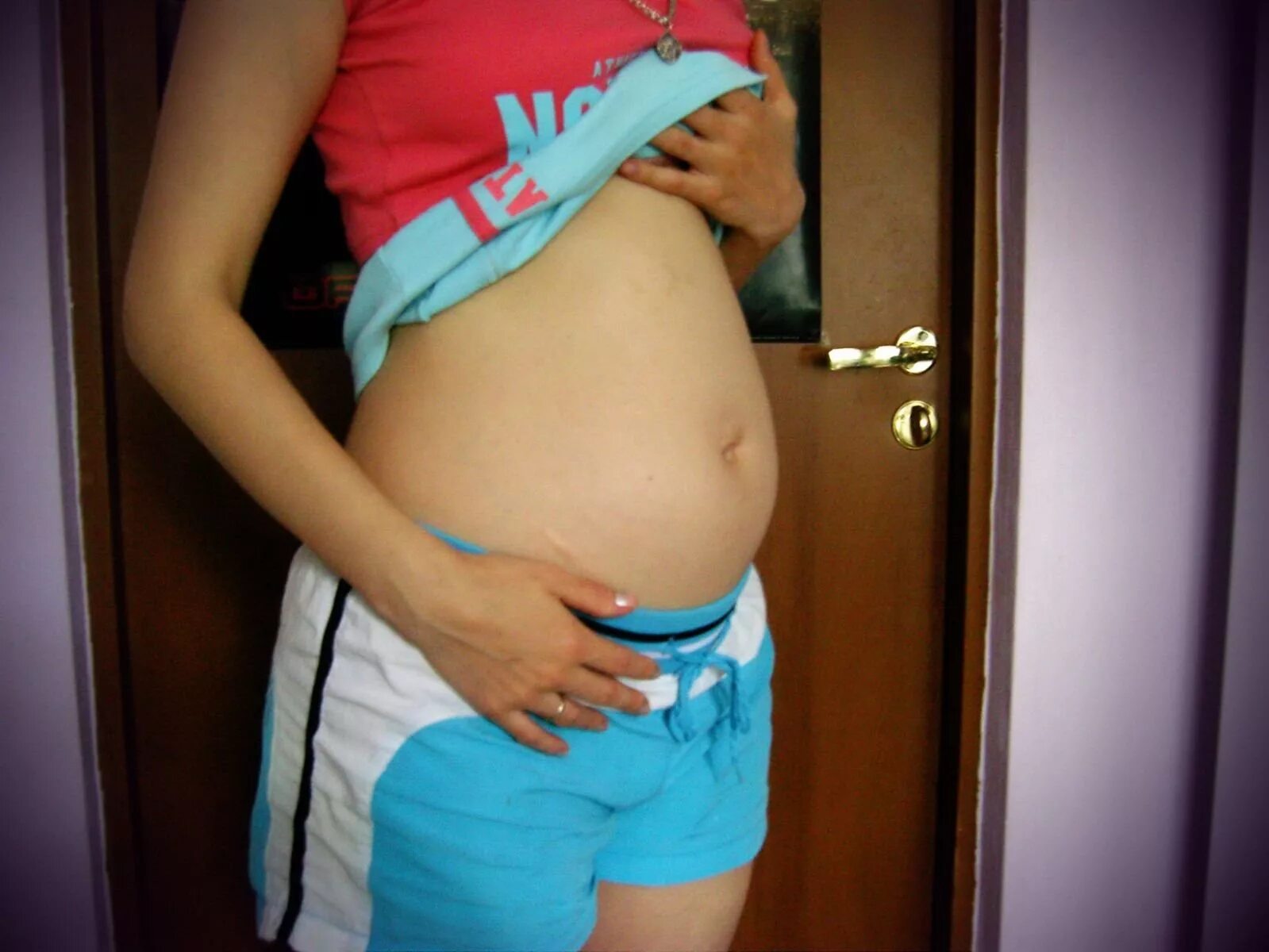 Беременность вторым мальчиком. Живот девочки. Живот беременной девочкой. Беременность на 5мксяце. Живот на 5 месяце беременности.