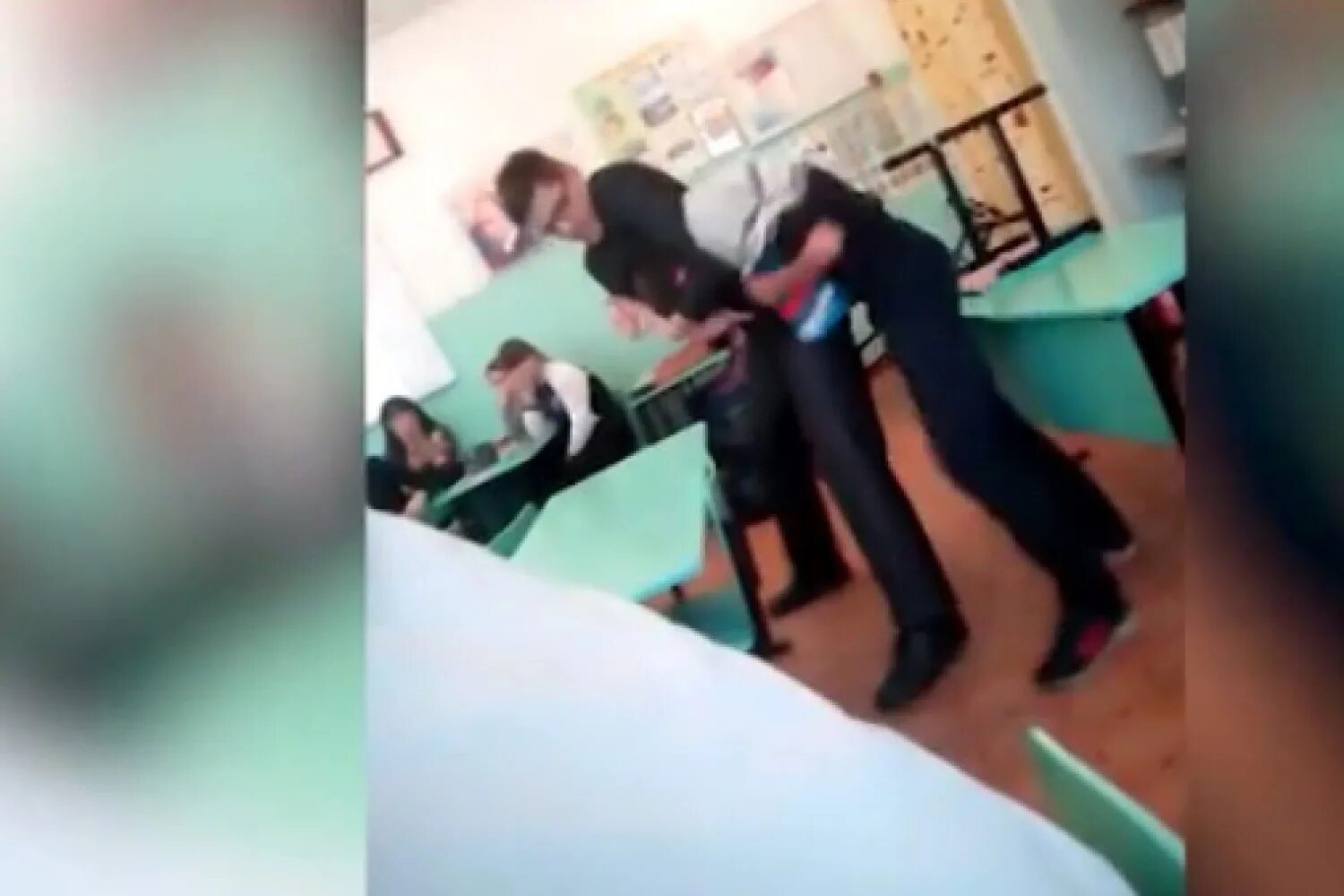 Учитель насильник. Издеваются над учителем. Школьника спалили. Школьники избивают школьника. Учитель насильник.