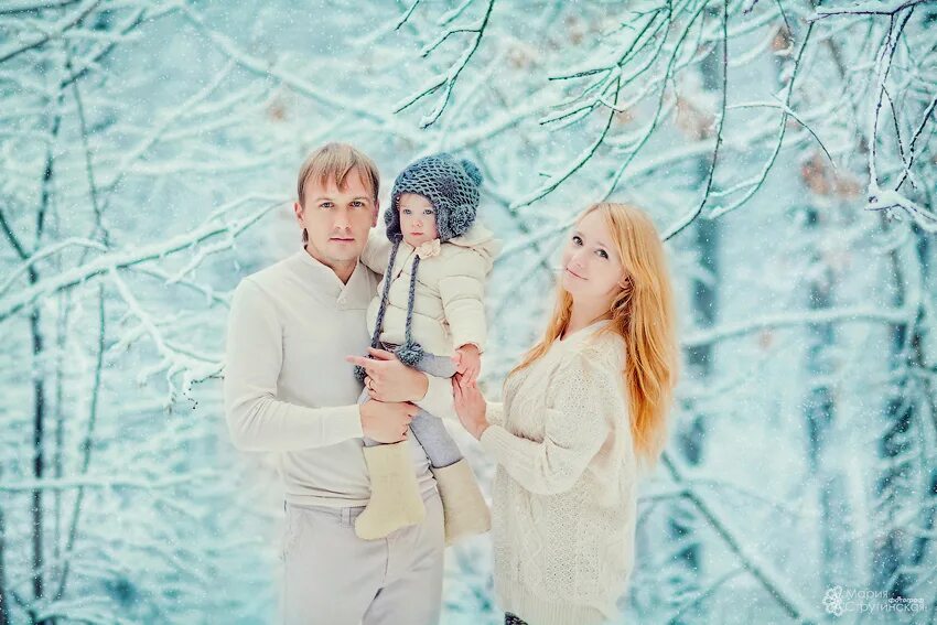 семейная фотосессия идеи зимой. елена карнеева семейная фотосессия. семейная фотосессия идеи зимой. новогодняя фотосессия семейная. зимняя фотосессия в лесу семейная.