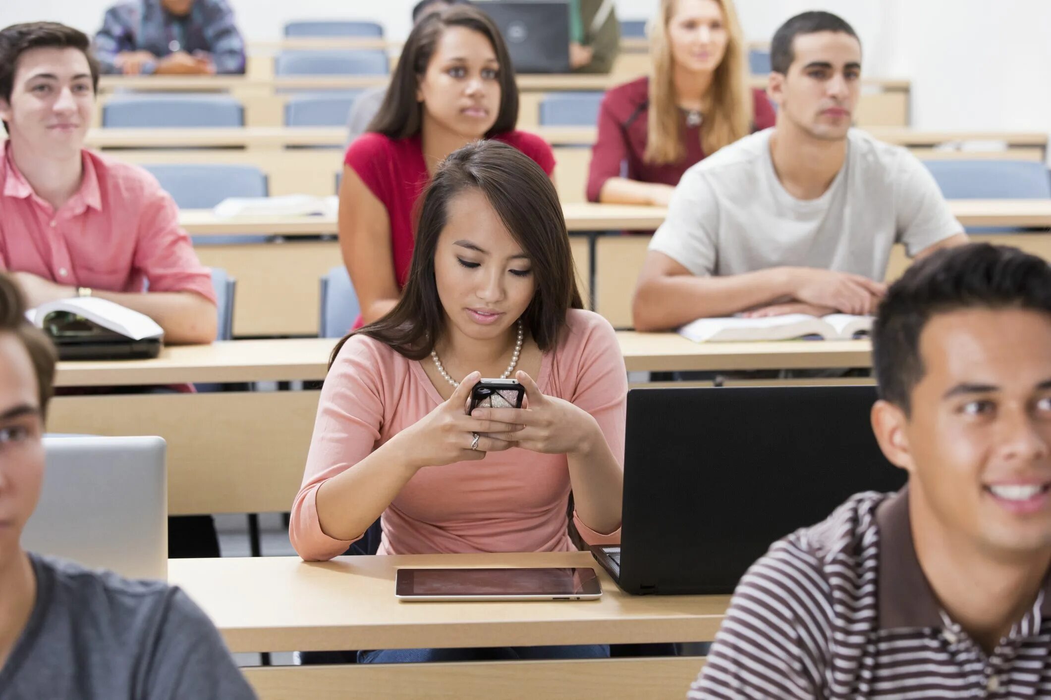 The students are the lecture. Студенты в телефонах на паре. Студент на уроке с телефоном. Студент начального образования. Дети за партой.