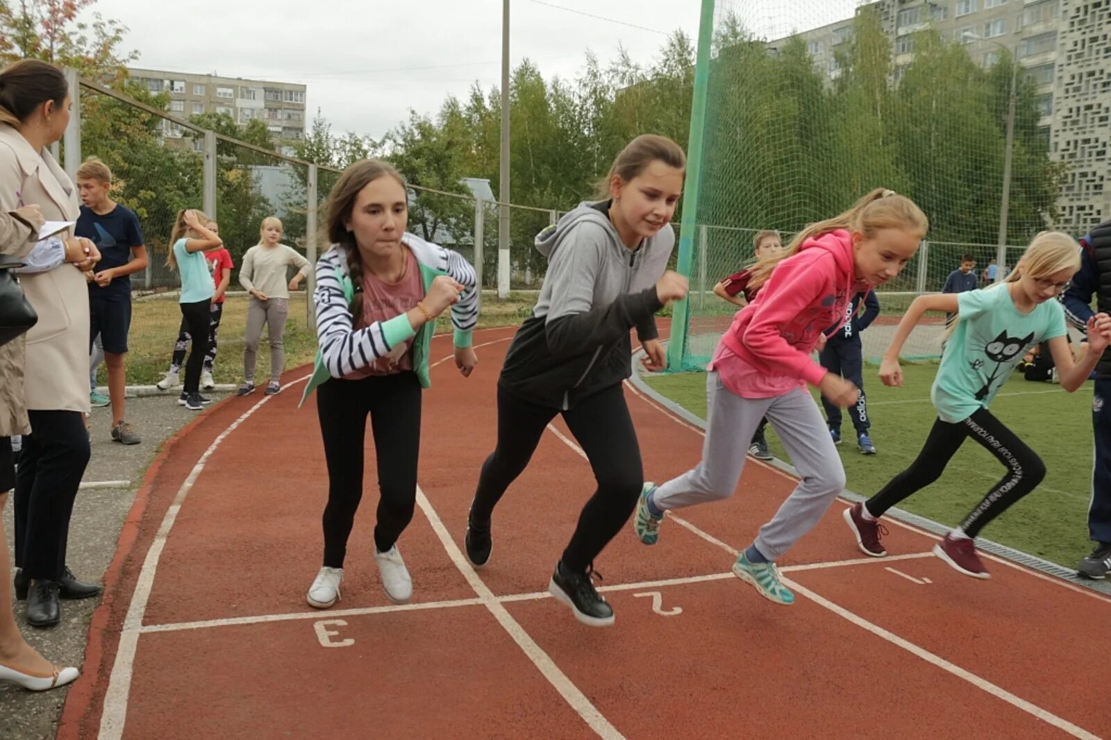 Спортивная ходьба и бег. Спорт осень. Легкая атлетика на улице. Беговые виды лёгкой атлетики. Легкая атлетика бег.
