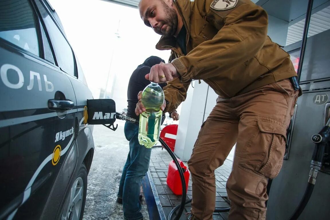 Автомобильный бензин. Его заливают на заправке. Автомобильный бензин. Его заливают на заправке. Топливный заправщик.