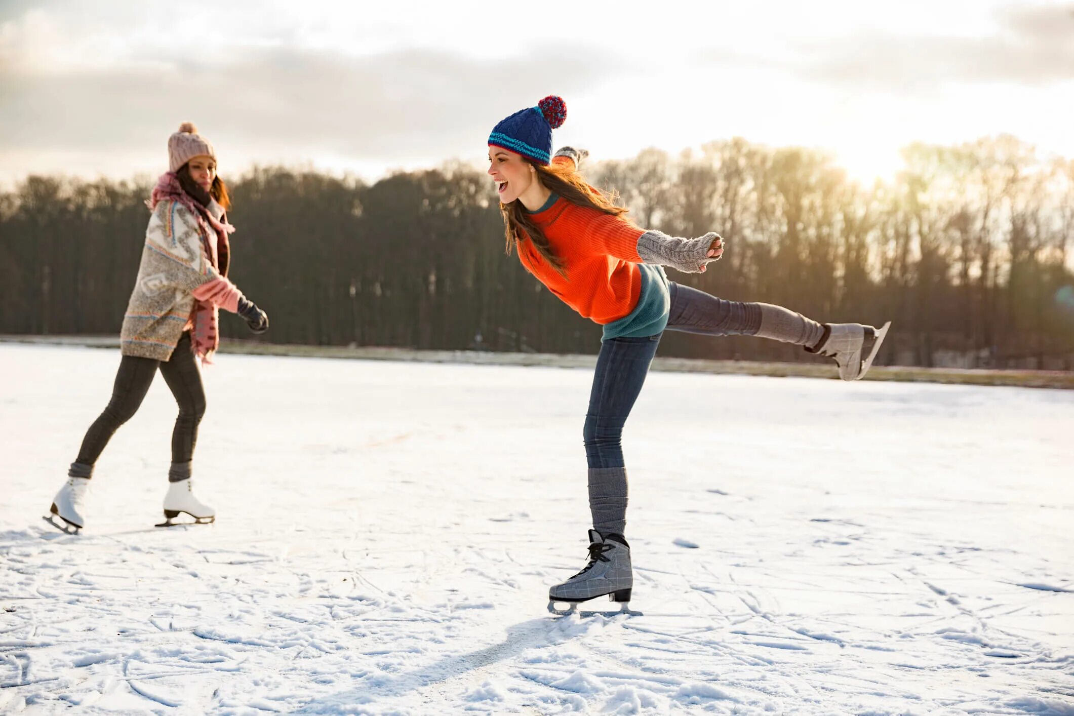 Ice skating sport. Катание на коньках. Люди катаются на коньках. Зима коньки. Спорт зима коньки.