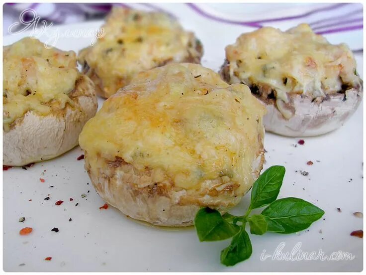 Курица фаршированная шампиньонами в духовке рецепт. Фаршированные шампиньоны в духовке с сыром. Курица фаршированная грибами подача. Запеченный шампиньон на вилке.