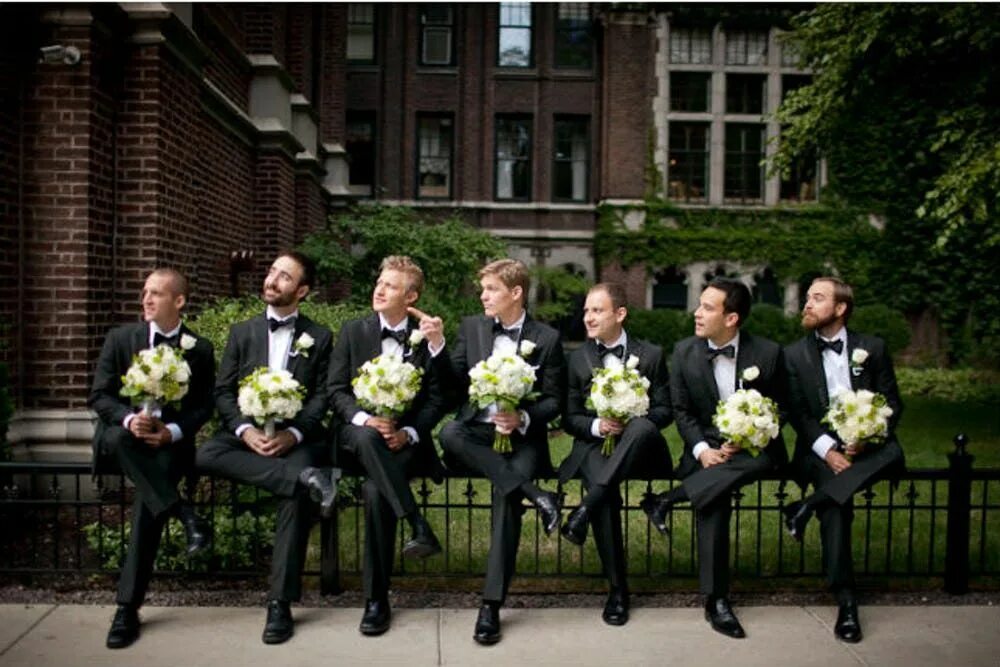 Фотосессия жениха с друзьями. Друзья жениха на свадьбе. Несколько мужчин с цветами. Много женихов. Очередь женихов