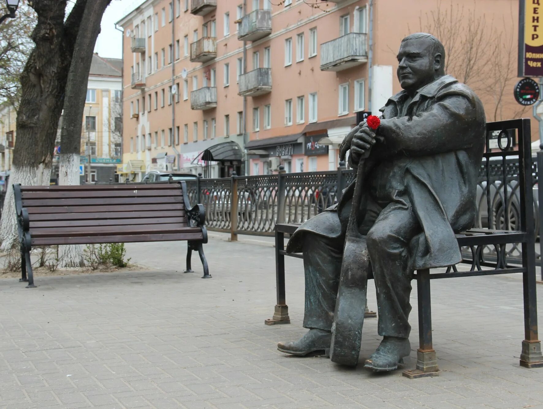 Люди живущие в твери. Памятник Михаилу кругу Тверь. Мапятник Тверь памятник Михаилу кругу. Памятник кругу в Твери. Тверь паметники Михаила круг.