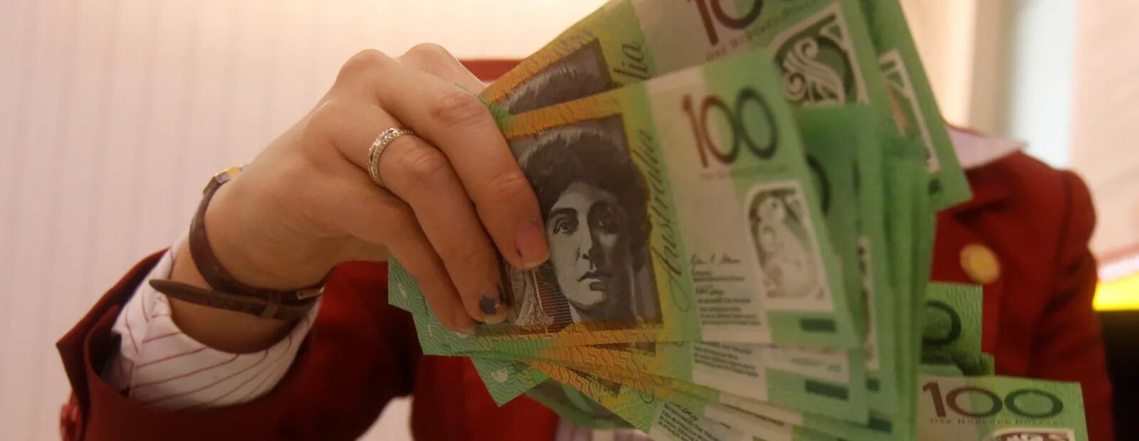 Деньги австралии. Сколько австралийский доллар. Деньги австралии купюры. Деньги австралии. Австралийский доллар купюры.