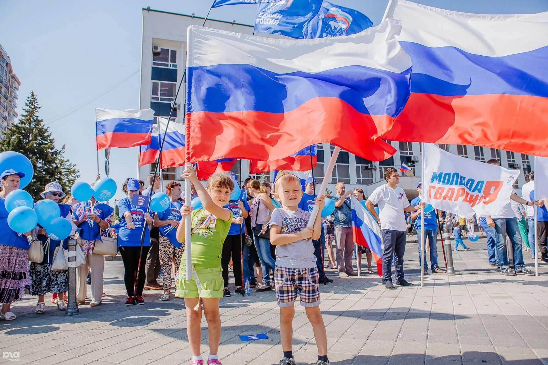 Фото государственного флага. День флага. День государственного флага России. День государственного флага Росси. Флаг России с тенью.