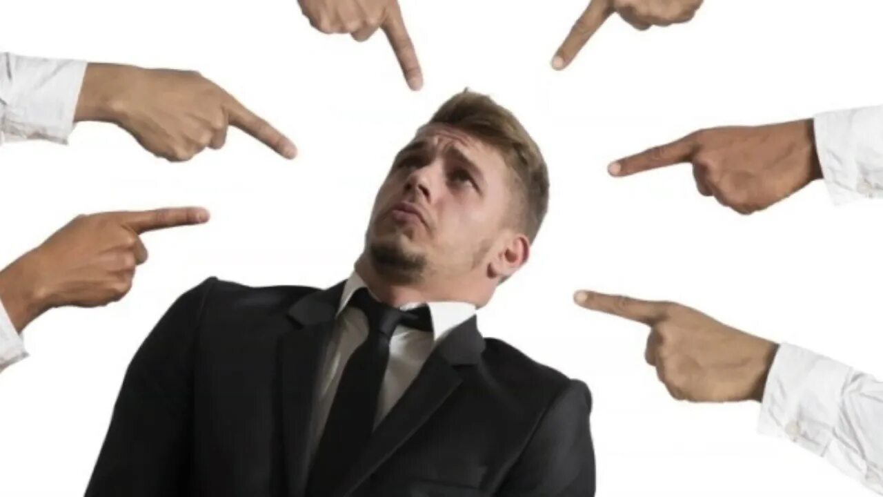 Интеллектуальный юмор в картинках. Виноватый сотрудник. Не стоит обвинять. Символические предрассудки. Интеллектуальные шутки.