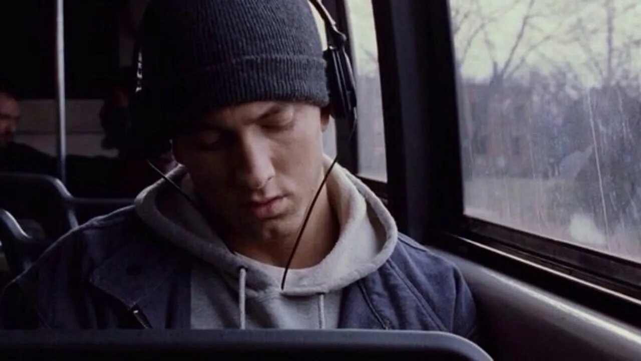 Lose yourself 8 миля. Eminem 8 миля. Эминем в автобусе 8 миля. Эминем в наушниках 8 миля. Lose yourself mp3