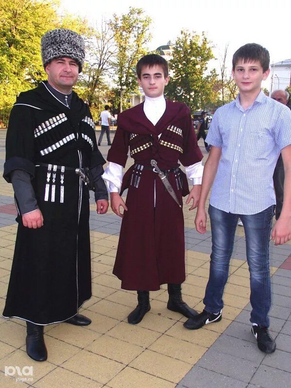 Кабардинский мужчина. Адыги Черкесы кабардинцы. КБР фащэ. Национальный костюм кабардинцев мужской черкеска. Национальный костюм Адыги-шапсуги.
