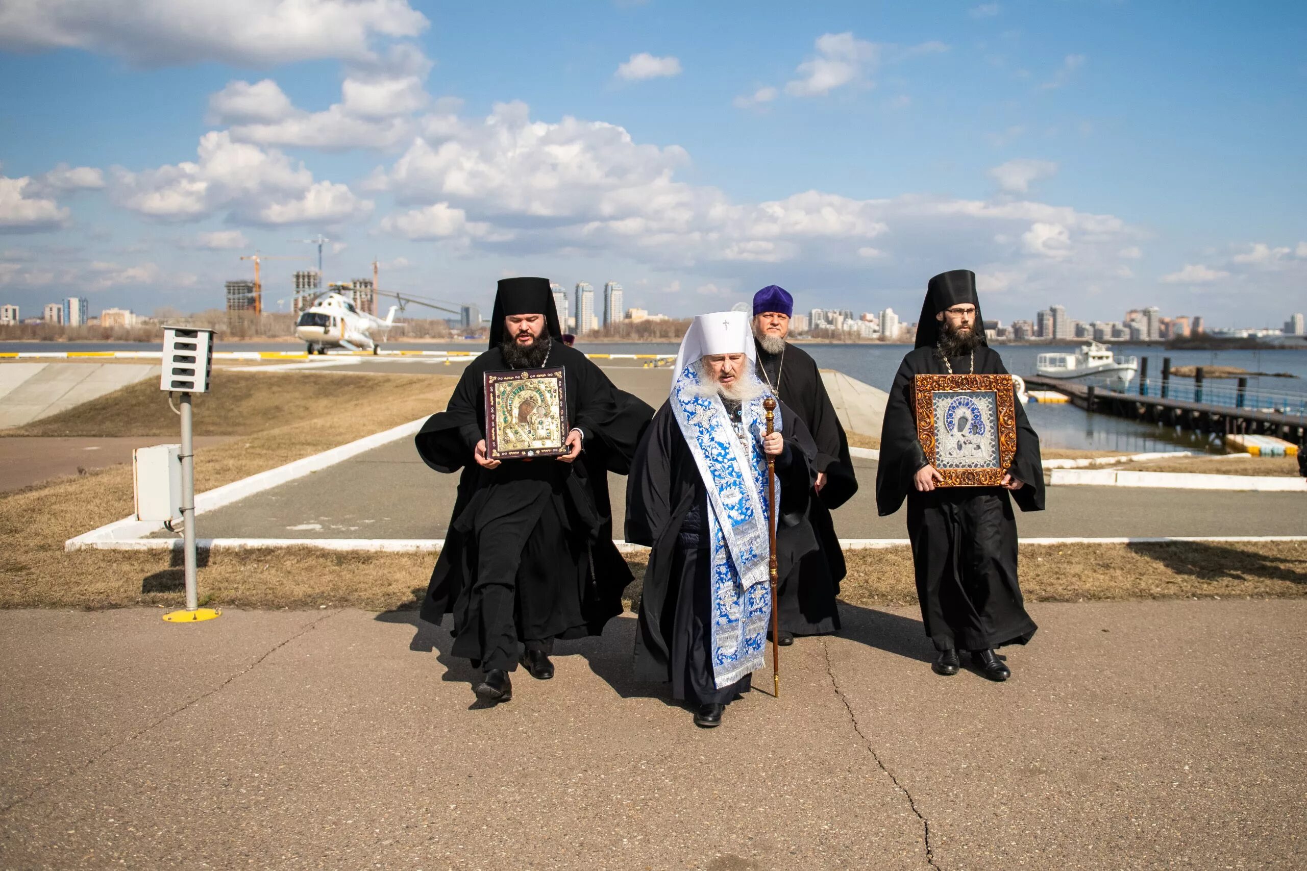 Отец феофан. Феофан замесов игумен Мураново. Митрополит Казанский и Татарстанский Феофан. Отец Феофан Софрино. Крестный ход Армавирской епархии.