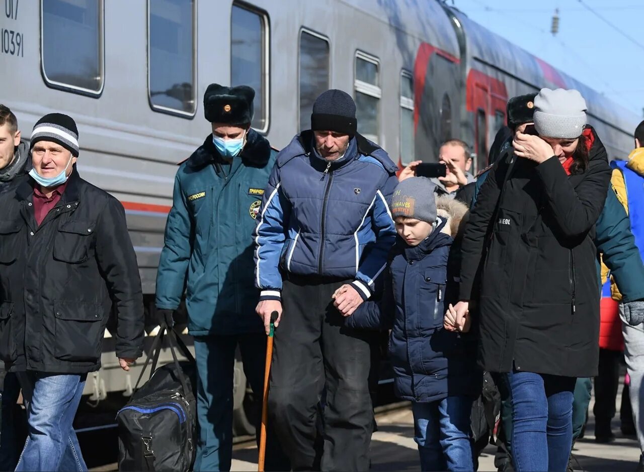 Беженцы с Украины в России. Поезд с беженцами. Беженцы из Украины в Россию 2022. Беженцы на вокзале РФ.