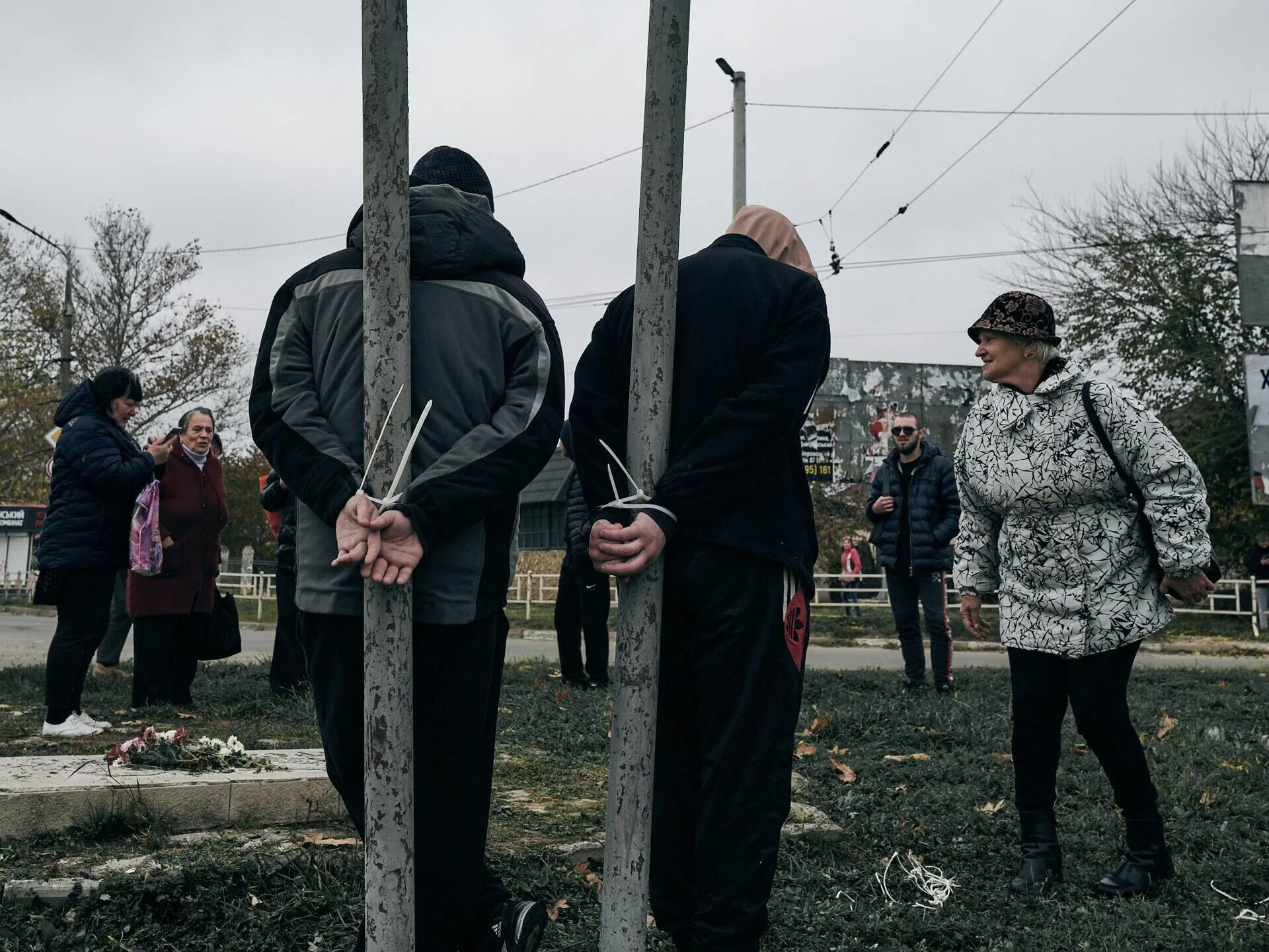 Украинские мирные жители. В Херсоне привязали к столбу. Привязанные к столбам на Украине в Херсоне. Человек привязан к столбу.