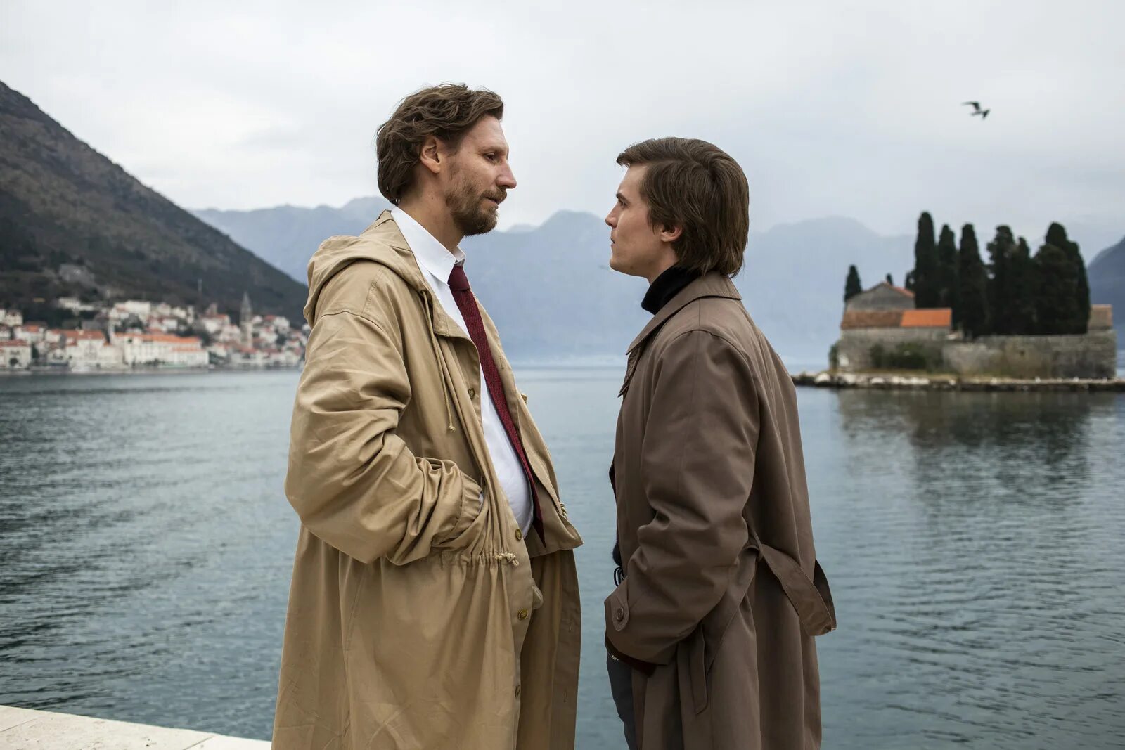 Кинофильмы отзывы. Кинофильмы отзывы. Ди каприо и кейт уинслет дорога перемен. В доме франсуа озон. Фредди хаймор гениальное ограбление.