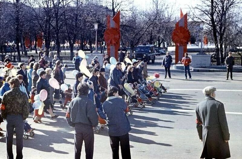 Парад 1 мая 1980. 1 Май демонстрация 1988 год. С 1 мая советские. 1 Мая по советски. 1 мая 1988