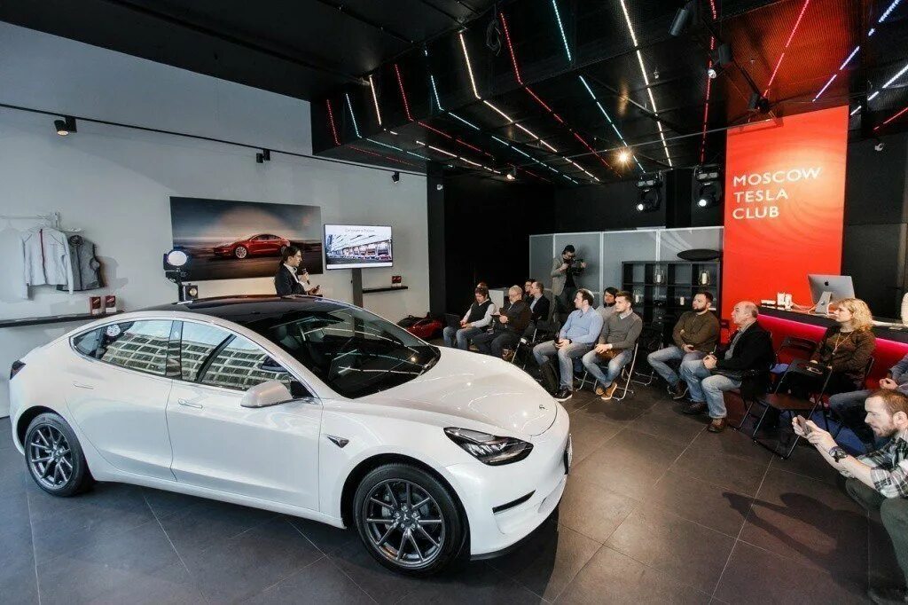 Тесла новая в россии. Тесла модел клаб. Москоу Тесла клаб. Tesla model 3 Москва. Автосалон Тесла.