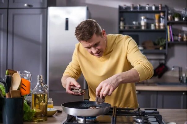 Про сто кухня ру. Шеф повар Саша Белькович. Белькович с кастрюлей.