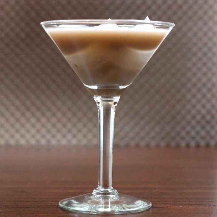 Ром с бананом. Шорт дринки. Brandy alexander коктейль. Напиток лонг айленд айс ти. Бурый коктейль.