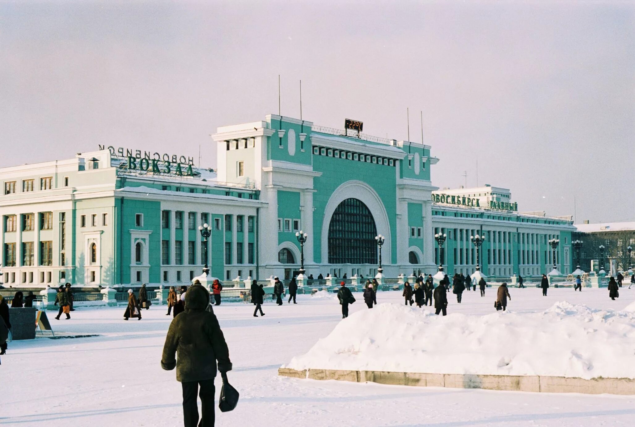 ЖД вокзал Новосибирск зимой. Станция Новосибирск-главный, Новосибирск. Новосибирск вокзал главный зима. Новосибирский ЖД вокзал зимой.