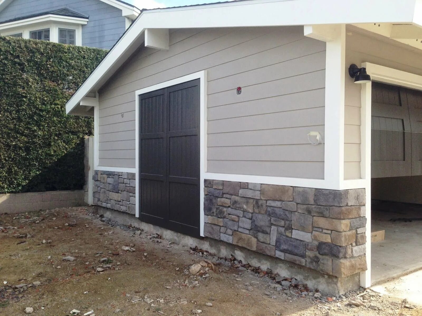 Хозблок с подвалом погребом. Интерьер гаража. Сарай с погребом из блоков. Цокольный этаж из кирпича. Плита перед гаражом.