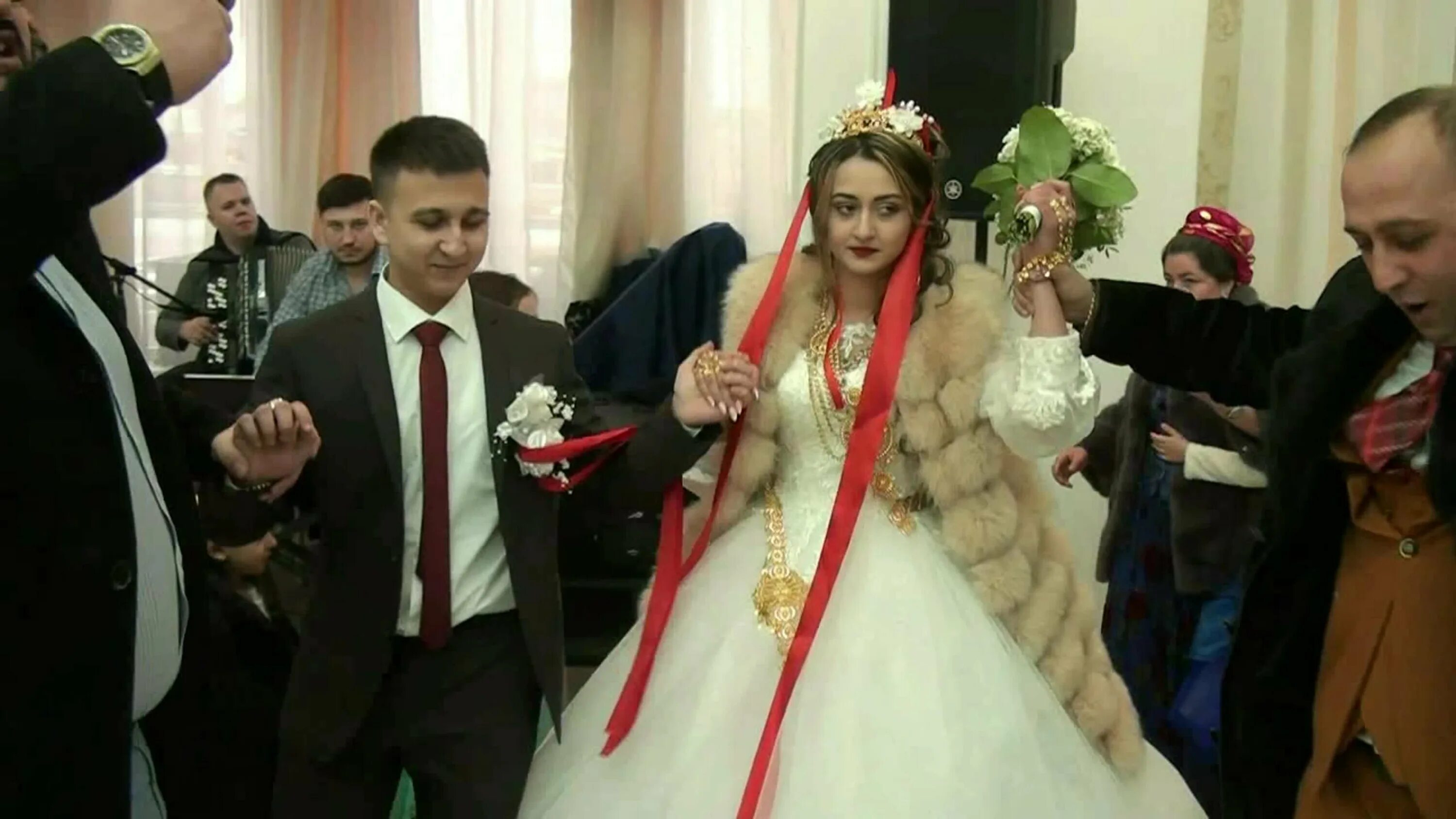 Цыганская свадьба. Цыганские невесты. Невеста цыганка. Свадьба цыган. Среди болот цыганский свадеб.