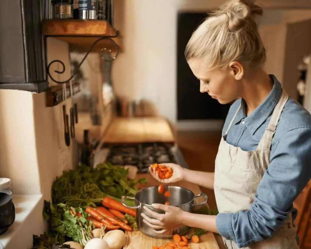 Домашняя кухня на дому. Женщина на кухне. Приготовление пищи. Готовка на кухне. Хозяйка на кухне.