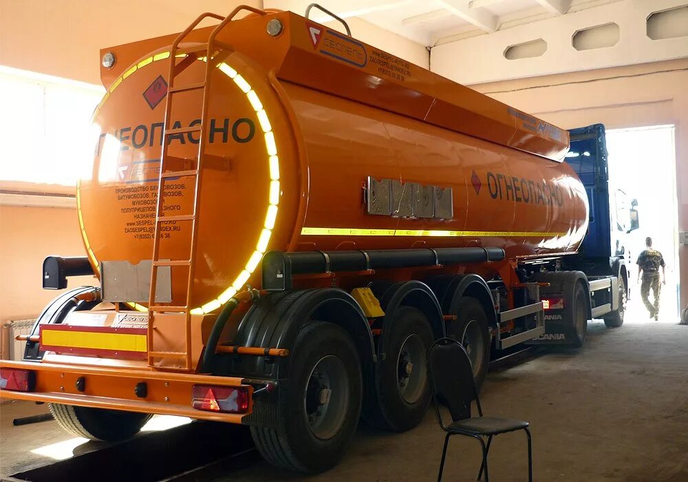 Бензовоз с колонкой. Цистерна при азс. Слив дизельного топлива с автоцистерны на азс газпром. Площадка слива нефти с автоцистерн. Цистерна полуприцеп газпром.