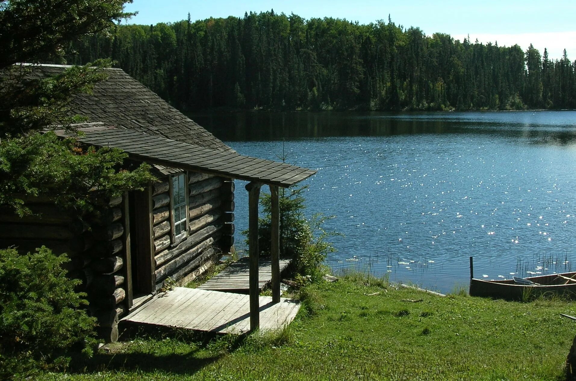 Домик лесника около озера Выштынецком озере. Поселок озеро мегриярви. Тихий берег Мунозеро. Хелмиярви озеро.