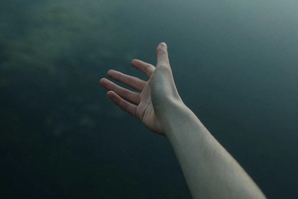 лица тянущую руки к. лица тянущую руки к. лица тянущую руки к. камера в руках. красивые руки арт.