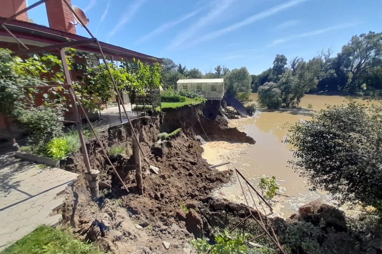 в барнауле обвалился берег. поселок товарный икрянинский район. обвал берега. обрушение берега. обрушение берега.
